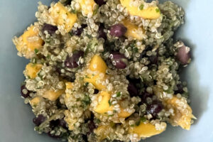 Read more about the article Black Bean Mango Quinoa Salad